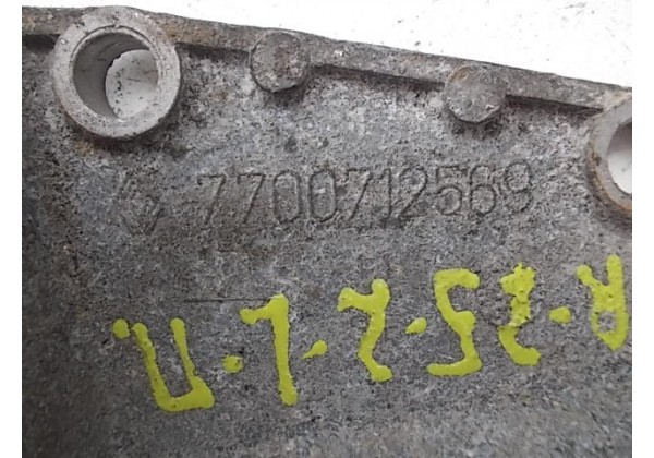 Кронштейн двигуна лівий 7700712569